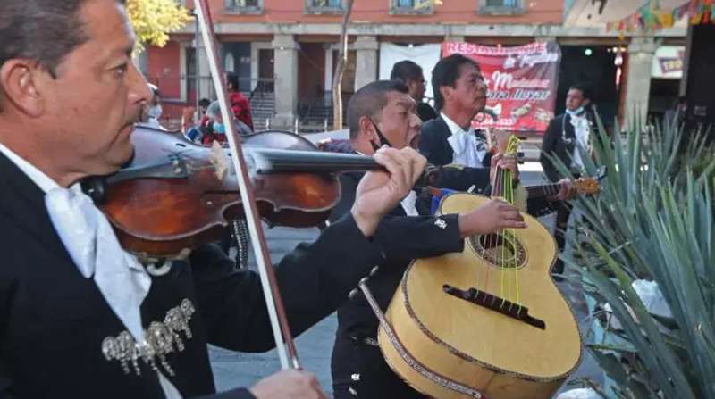 Garibaldi ‘sigue viva’ y sus mariachis no dejan su oficio en tiempos duros